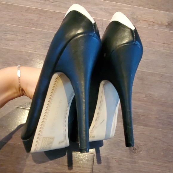 Black and white high heels - Picture 3 of 4